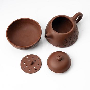 Wu Quan Xiang, A Chinese yixing teapot and a bowl with sieve and four cups, 1980s.