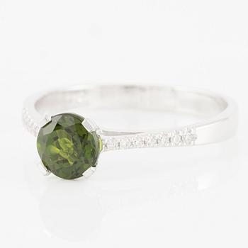 Ring in 18K white gold with chrome diopside and brilliant-cut diamonds.