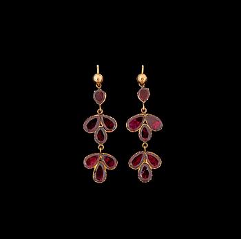 1030. A pair of Georgian garnet earrings. England circa 1820.