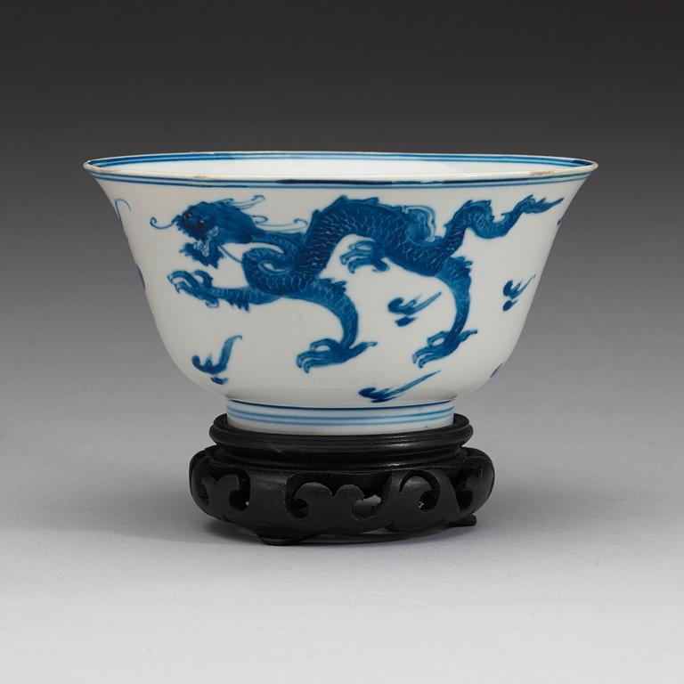 A blue and white dragibn and phoenix bowl, Qing dynasty (1662-1722).