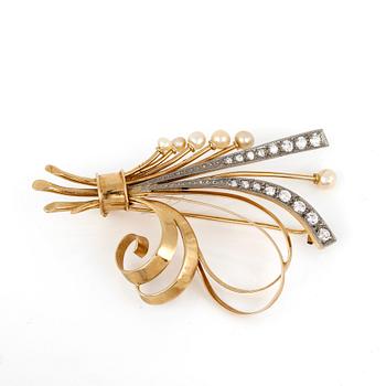 BROSCH, 18K guld med diamanter tot ca 0,48 ct och odlade pärlor, Guldvaruhuset, Stockholm, 1951. Total vikt ca 9,52 g.
