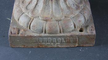 TRÄDGÅRDSURNOR, ett par, gjutjärn, 1900-tal.