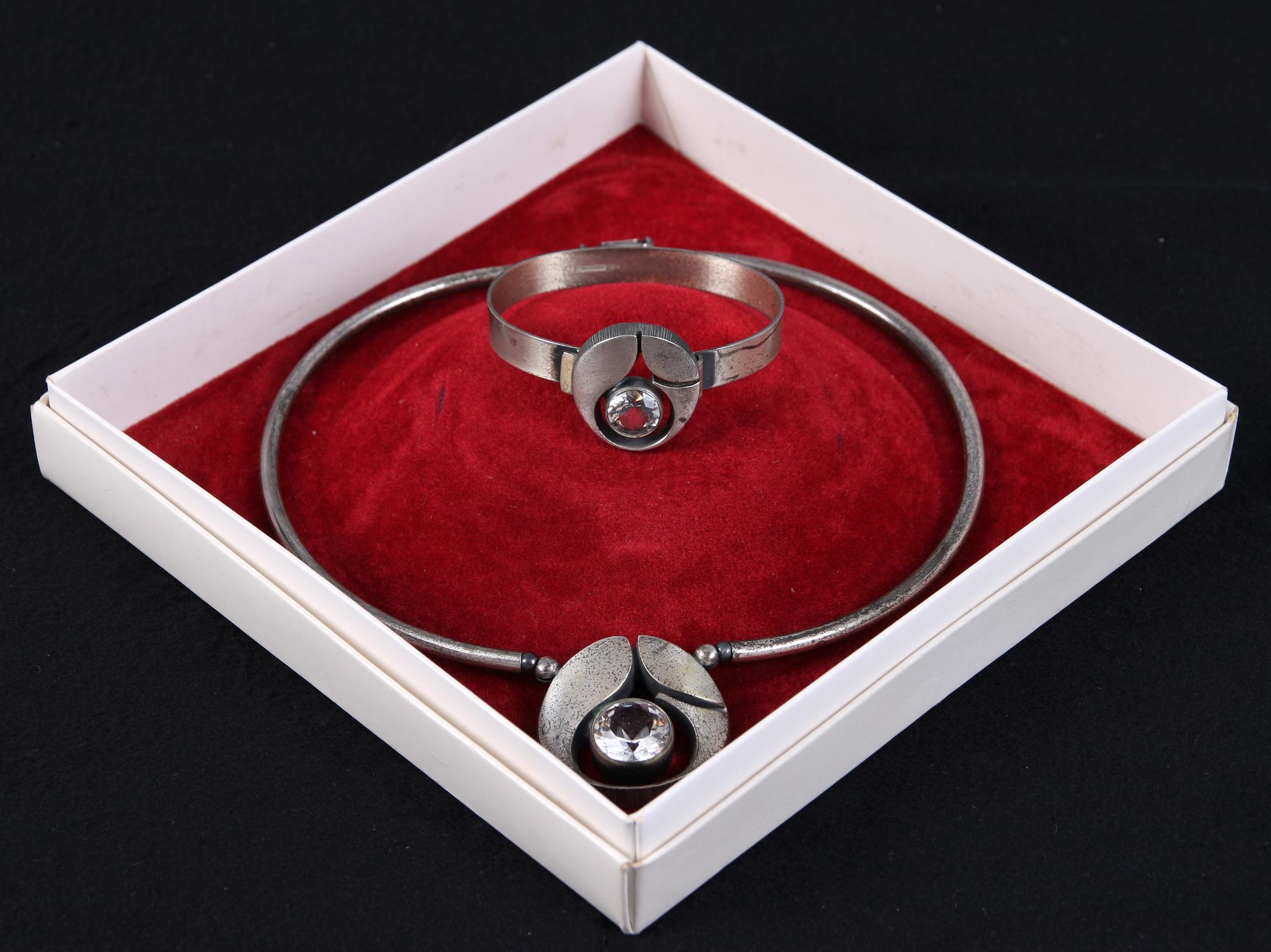 HALSBAND OCH ARMRING, "Finnfeelings", silver med bergkristall.