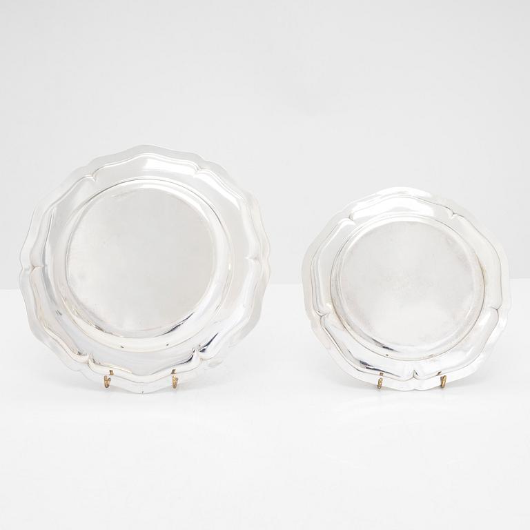 Uppläggningsfat, 4 st, och skålar, 2 st, silver, svenska, danska och finska stämplar 1918-1948, samt försilvrad coaster.