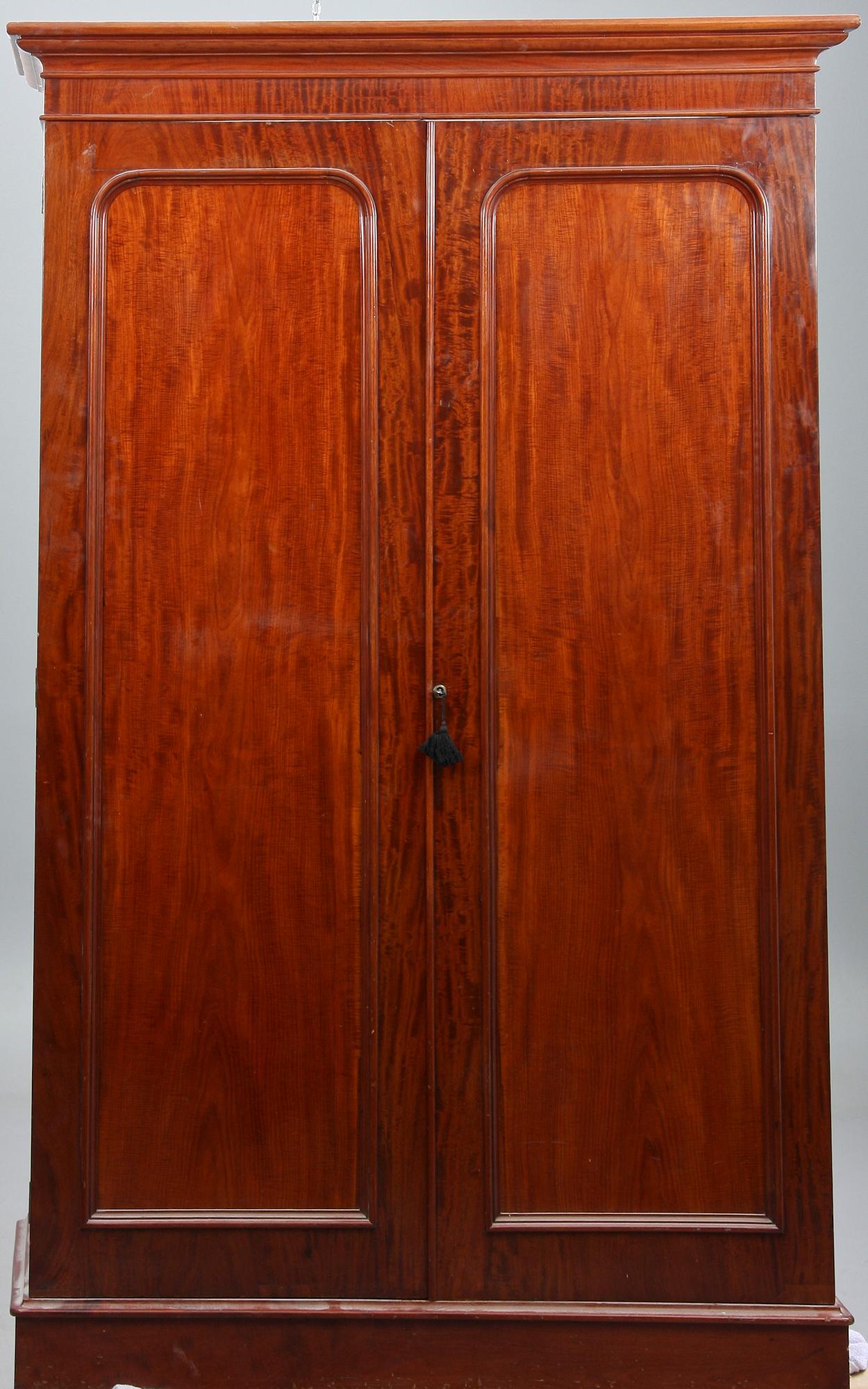 KLÄDSKÅP, sekelskiftet 1800-tal. T. Willson, 68 QueenStreet London, England.