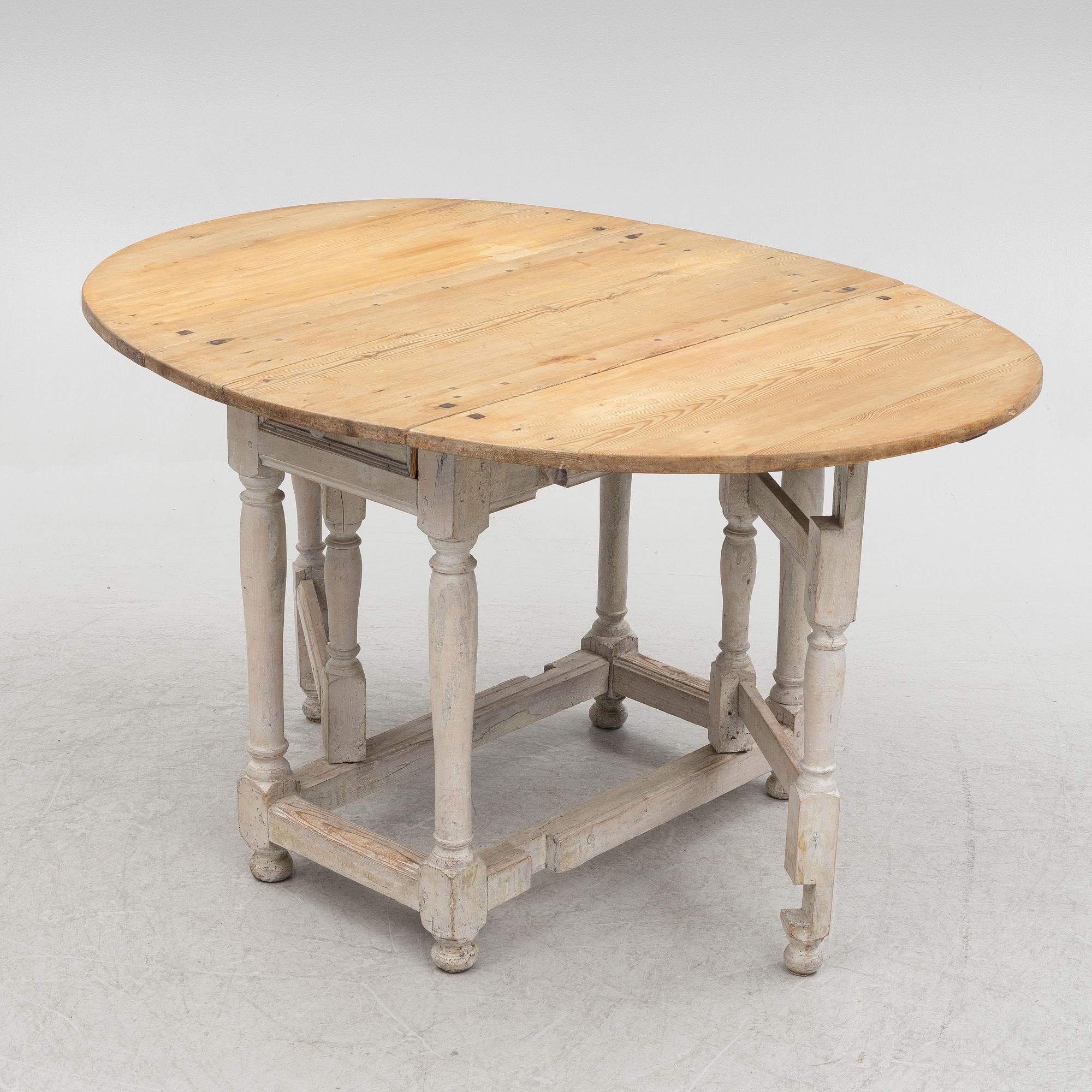 A gate leg table 18th/19th century.