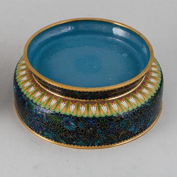 A Chinese cloisonne bowl with cover, 20th century.