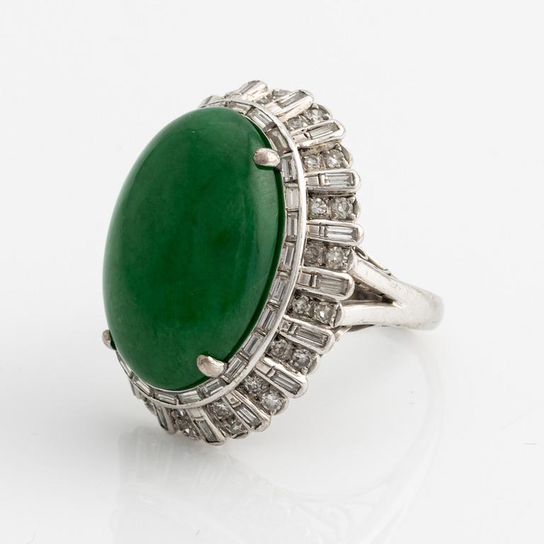 Ring in 18K white gold with cabochon-cut nephrite and diamonds in various cuts, defective.