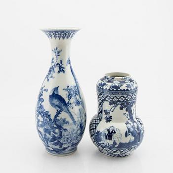 A set of two Japanese porcelain vases 20th century.