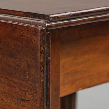 A Regency mahogany dining table, first part 19th century.
