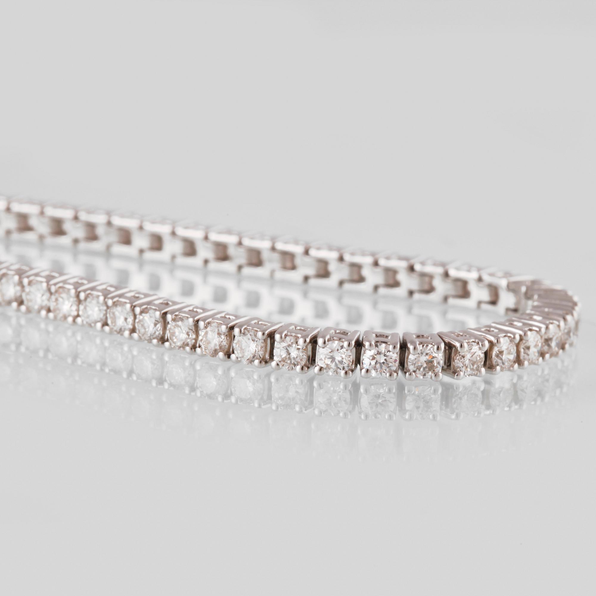 ARMBAND, 18K vitguld med 80 briljantslipade diamanter 2.81 ct. Vikt 11,6 gram.