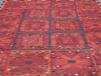 Barbro Nilsson, Matto, "Nejlikan röd", flat weave, ca 320-323 x 251 cm, signed AB MMF BN.