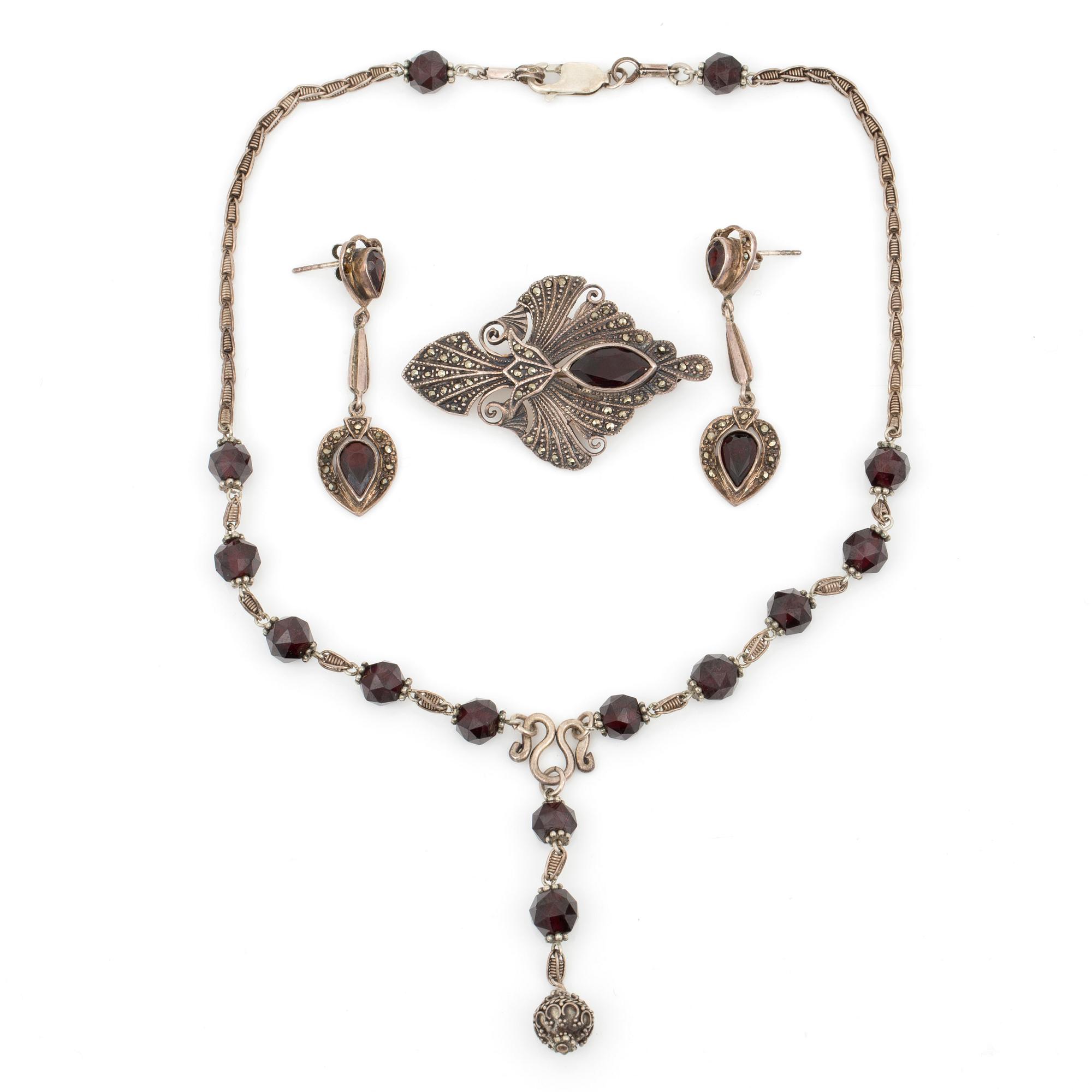 HALSBAND, BROSCH samt ÖRHÄNGEN, silver med fasetterade granater och pyriter, Jugend tidigt 1900-tal.