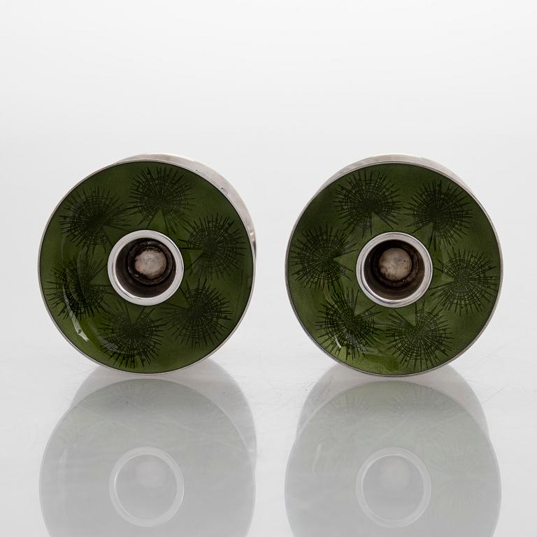 Eva Hidström, kynttilänjalkapari, sterlinghopea, emali, Kultakeskus, Hämeenlinna 1969.