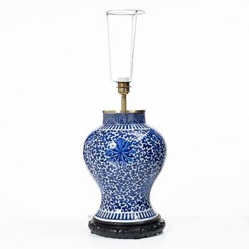 A blue and white porcelain urn/table lamp, 20th century.