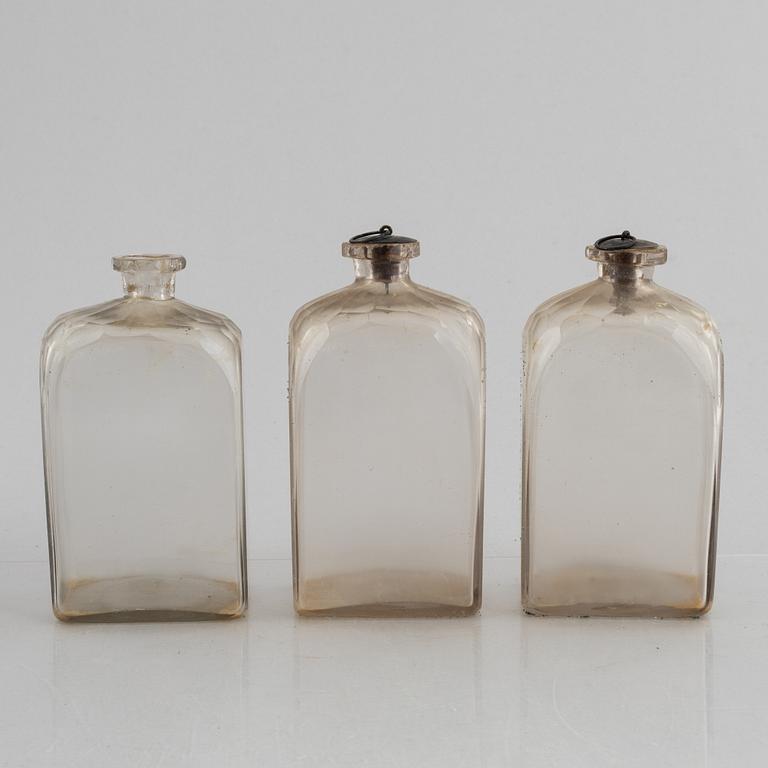 A wooden box with three glass flaska, first half of the 19th century.
