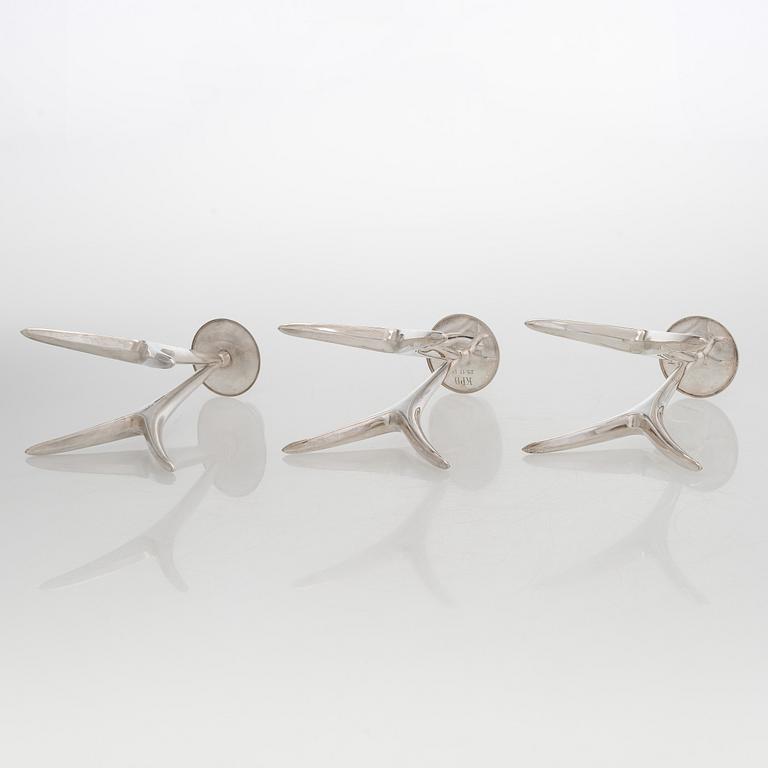 Anna-Greta Eker, Kynttilänjalkoja, 3 kpl, hopeaa, Auran Kultaseppä oy, Turku 1958 ja 1961.