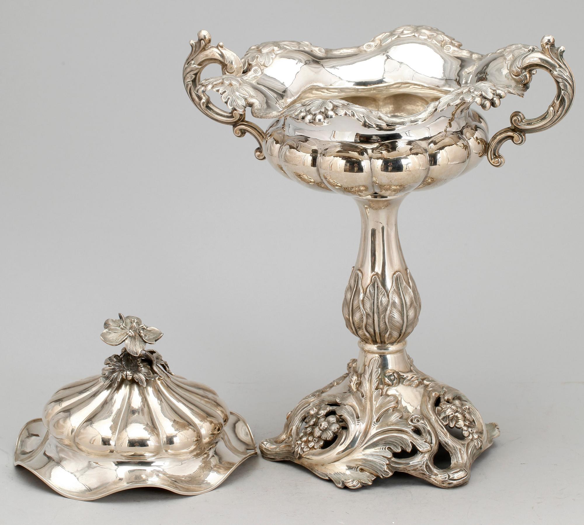 SOCKERSKÅL PÅ FOT, med lock, silver, Firman Gustaf Möllenborg-Féron, Stockholm, 1860. Vikt ca990g.