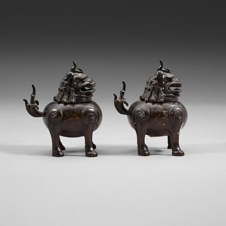 A pair of censers in the shape of buddhist lions, Qing dynasty, 19th Century.