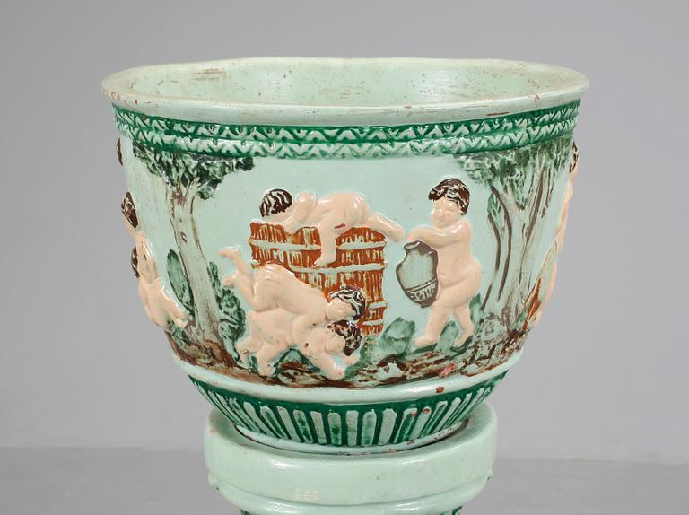 YTTERFODER MED PIEDESTAL. Gjutmassa, 1920/30-tal.