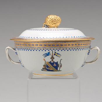 An armorial equelle with cover and a serving dish, Qing dynasty, Jiaqing (1796-1820).