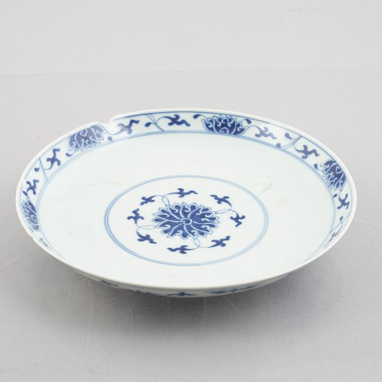 A Chinese blue and white lotus dish, late Qing dynasty / around 1900.
