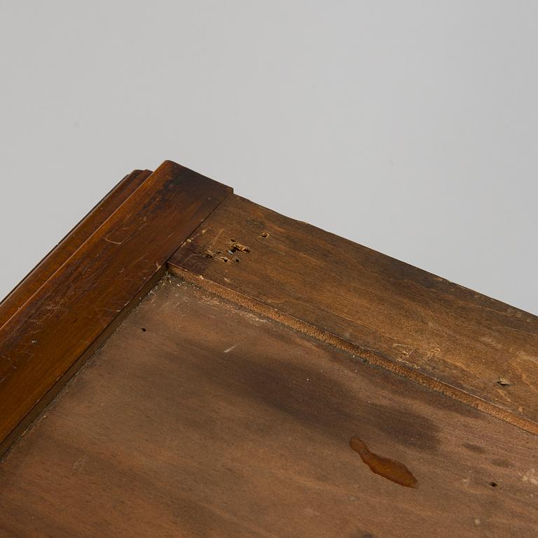 Vitrinskåp, 1900-talets första hälft.