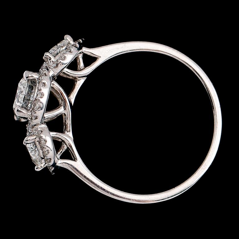 RING, 18 k vitguld, briljant- och hjärtslipade diamanter tot 1.46 ct.