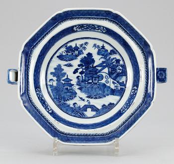 40. VÄRMEFAT, porslin. Qing dynastin. Qianlong (1736-95).