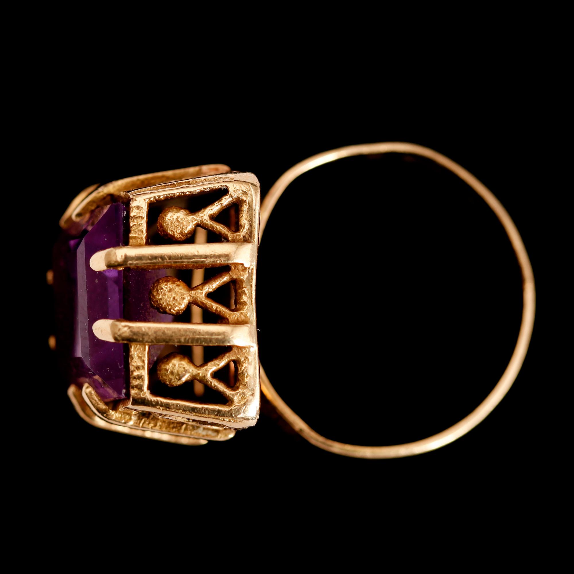 RING, 18 k guld, ametist. Total vikt ca 6 g.