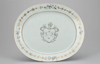 A grisaille armorial serving dish, Qing dynasty, Qianlong (1736-1795).