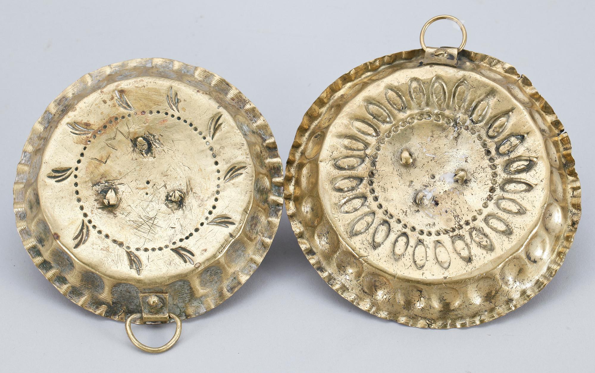 LJUSPLÅTAR, 2 st. Mässing. 1700-1800-tal.