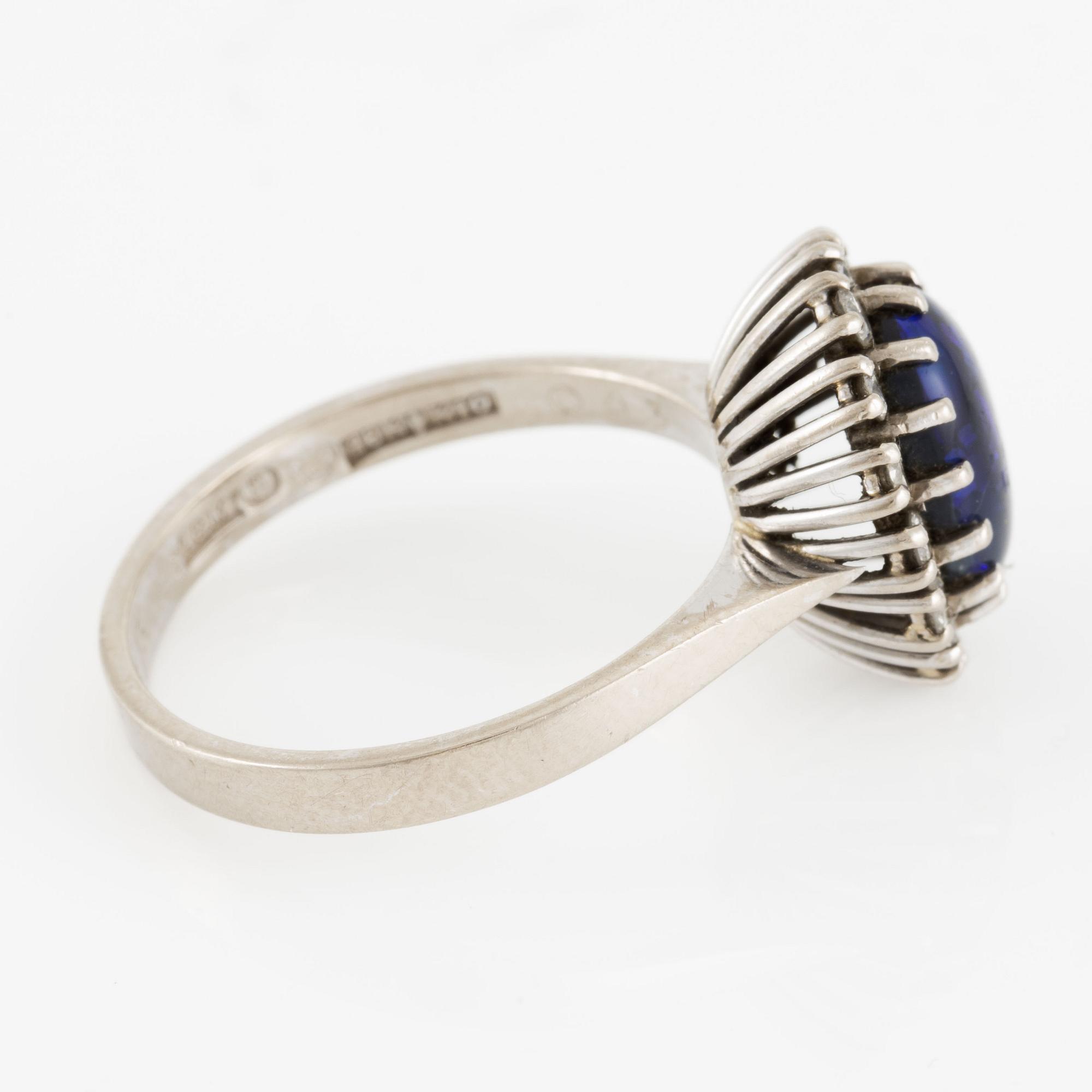 Ring, 18K white gold with opal and brilliant-cut diamonds.