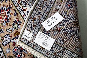A carpet, Kashan, ca 291 x 203 cm.