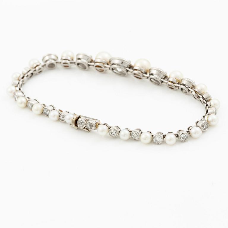 Bracelet/necklace platinum and 18K white gold with pearls and old-cut diamonds. Likely from the 1930s.