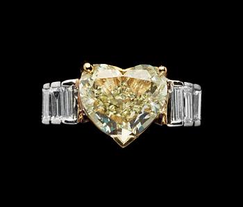1128. RING, hjärtslipad Fancy light yellow hjärtslipad diamant, 3.75 ct, med baguetteslipade diamanter på sidorna.