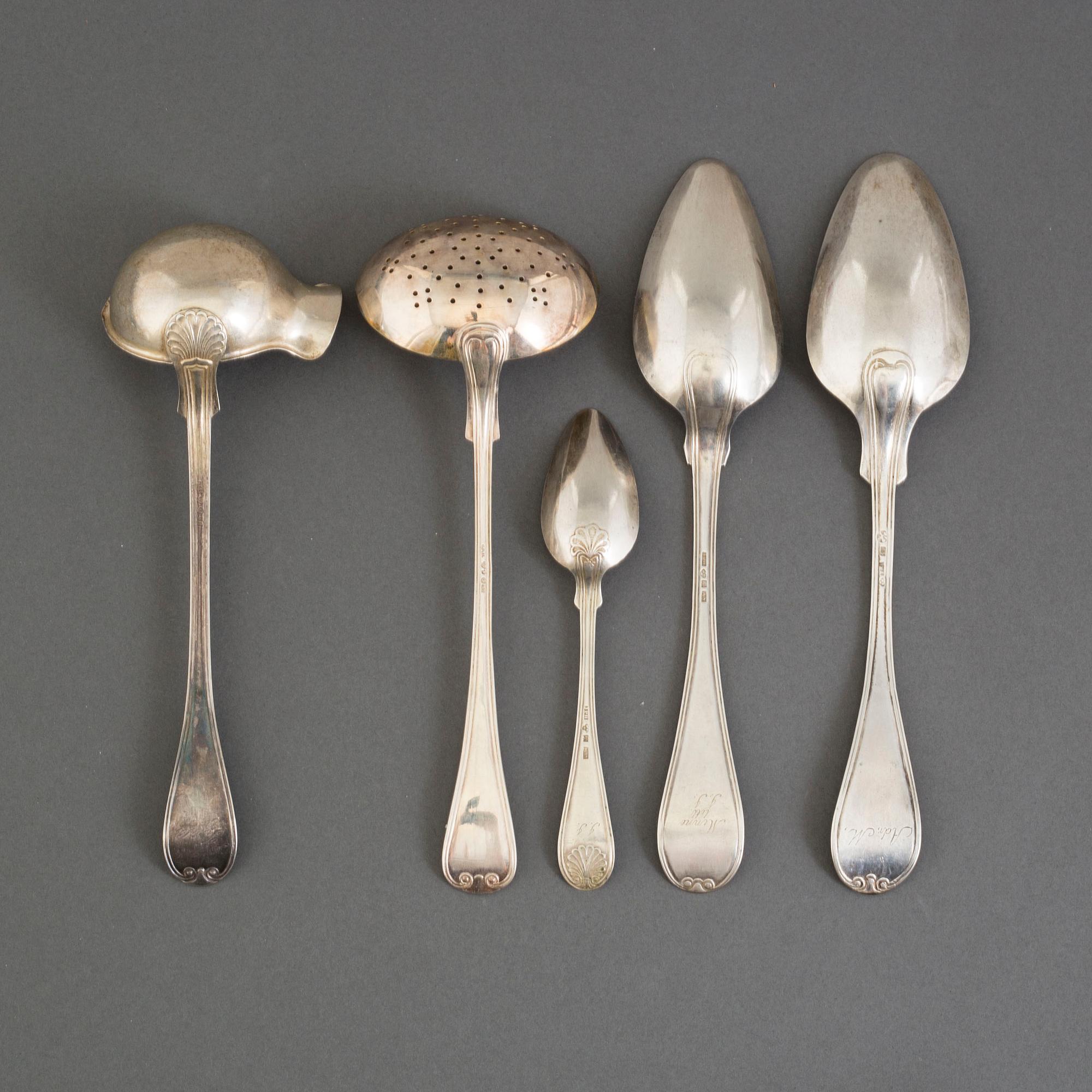 SERVISDELAR, 24 delar, "Gamal fransk", silver, olika mästare, Sverige, 1900-talets andra hälft. Totalvikt 928 gram.