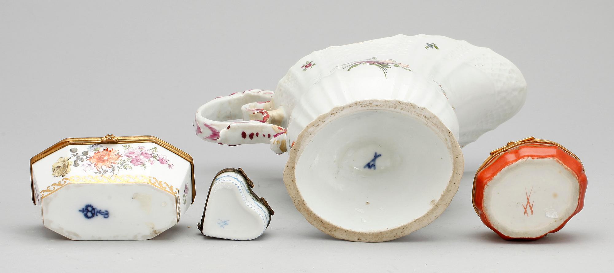 SAMLING PORSLIN, 4 delar, bla Meisseliknande märke, 1800/1900-tal.