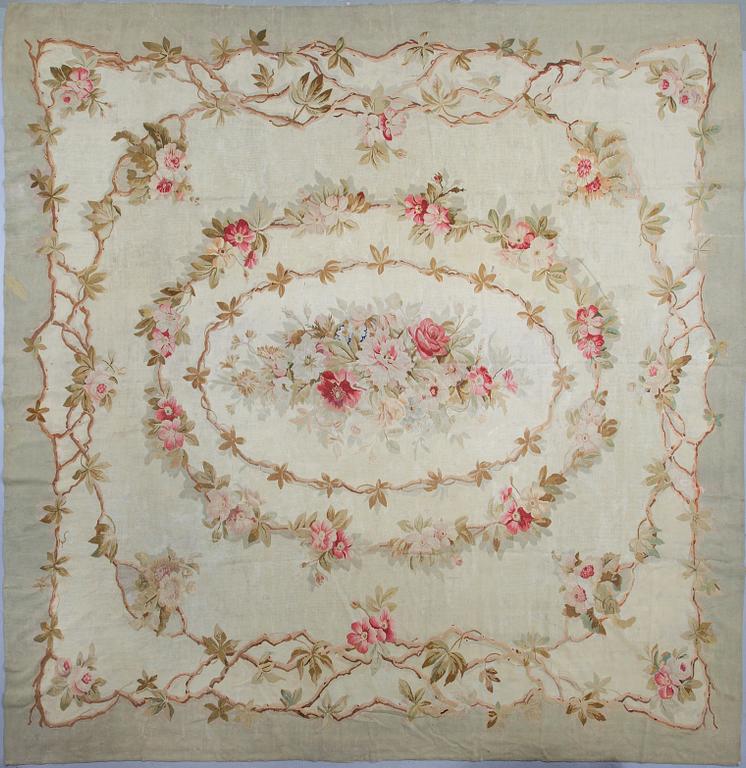 Matta, gobelängteknik, ca 385-387,5 x 391,5-404,5 cm, Aubusson, Frankrike 1800-tal.