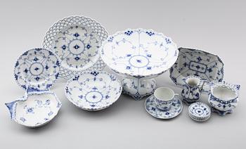 KAFFESERVIS, 37 delar, porslin, "Musselmalet", Royal Copenhagen.