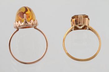 RINGAR, 2 st, 14 respektive 23K guld med fasettslipad citrin respektive cabochonslipad syntetisk sten. Vikt 8,1 gram.
