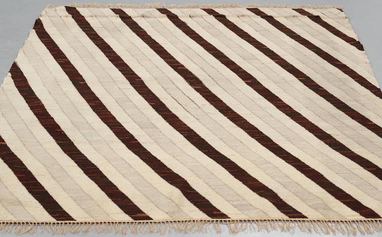 Ingrid Hellman-Knafve, A drape, tapestry weave, ca 199-201 x 172,5-175,5 cm, signed I.H in a rhomb, Sweden around 1950.