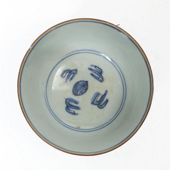 A Chinese blue and white kui dragon bowl, Ming dynasty, 17th century.