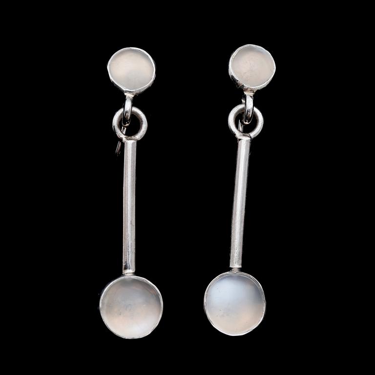 COLLIER MED ÖRHÄNGEN, ett par, silver och cabochonslipade månstenar. Sparr, Göteborg, 1956. Tot vikt 101,1g.
