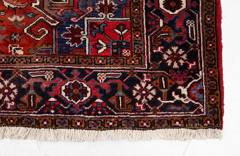 Rug, Heris/Gorovan, approx. 300 x 195 cm.