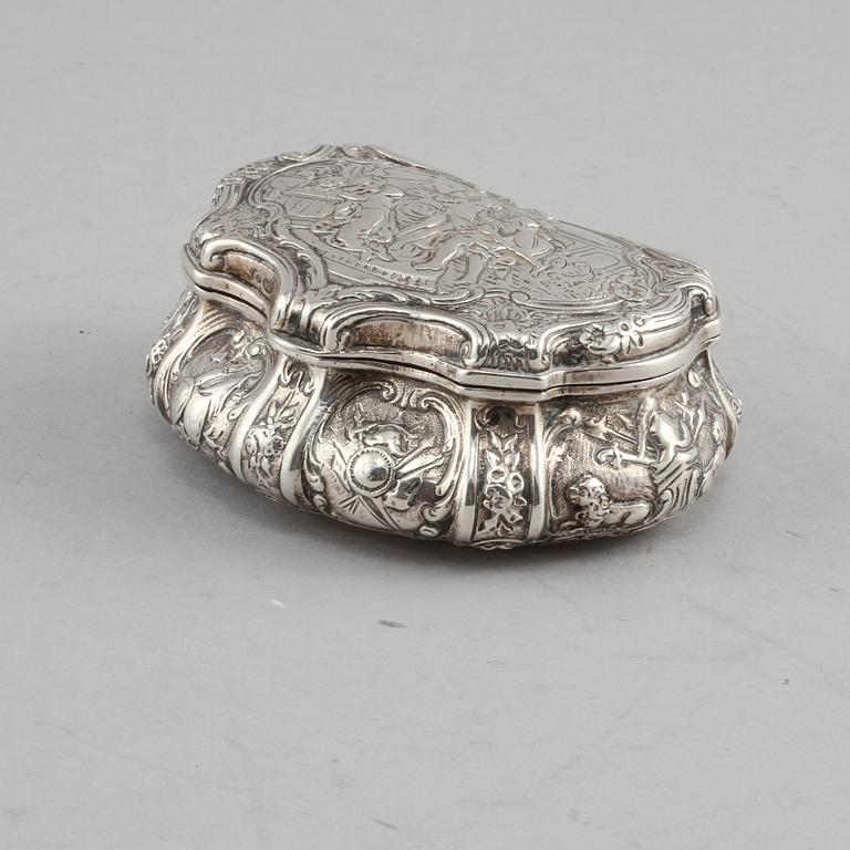 DOSA, silver, rokokostil, BM & Co., England, 1904. Vikt 135 g.