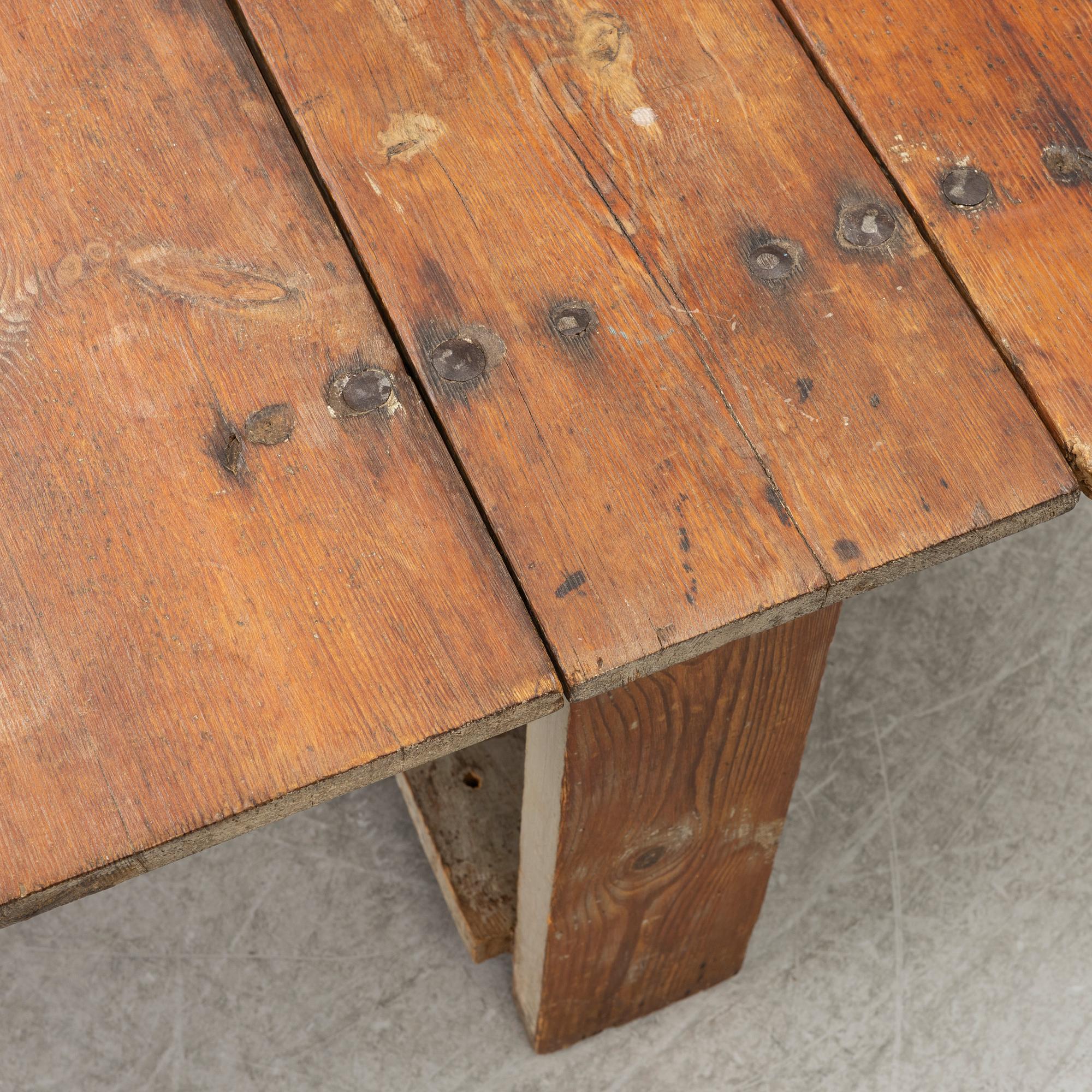 A drop-leaf table, 19th century.