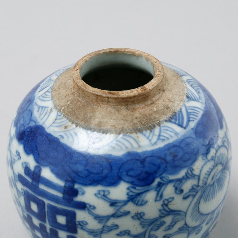 A blue and white jar and serving dish from the 18th and 19th century.