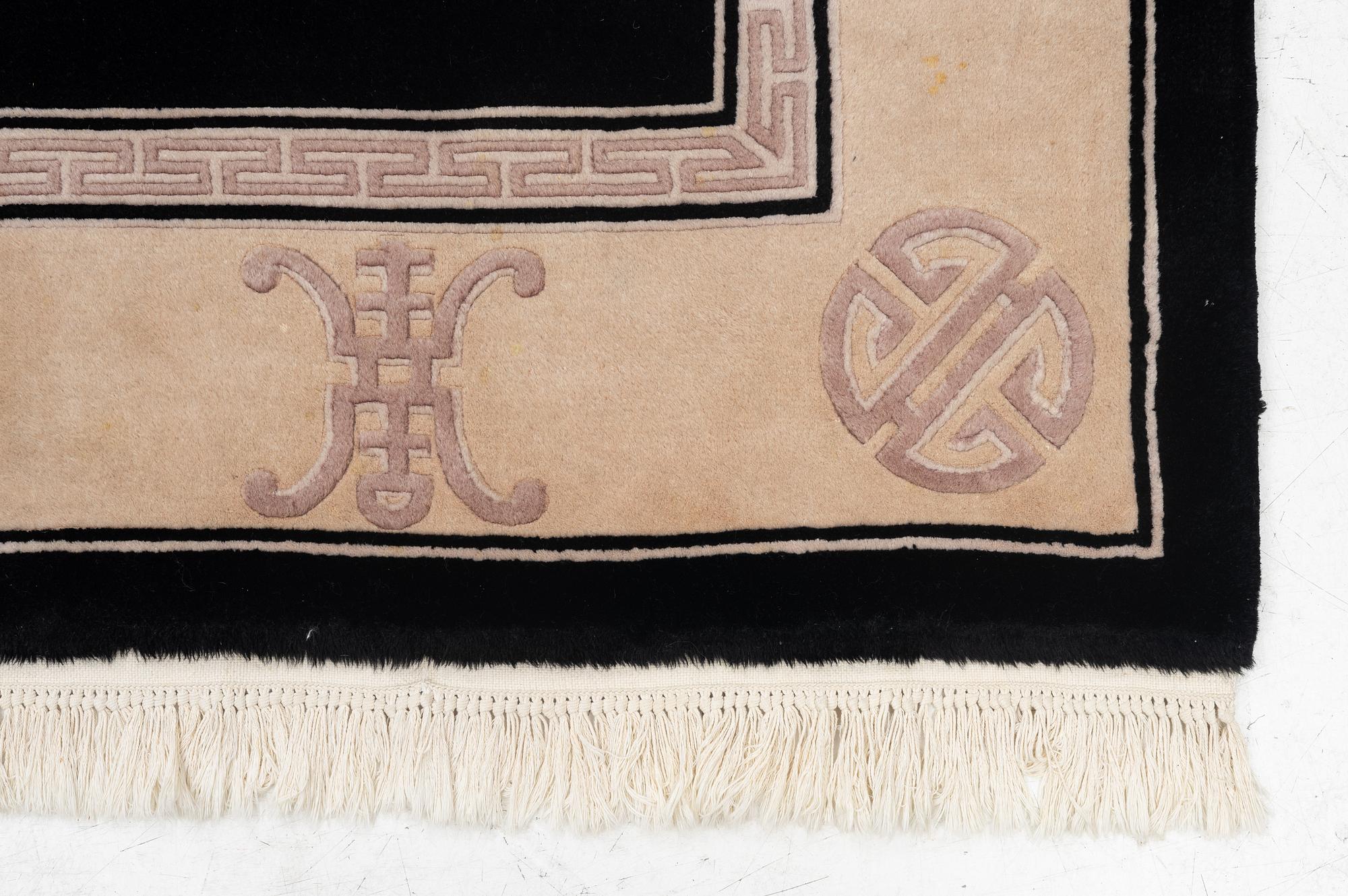 A Chinese rug, approx. 231 x 170 cm.