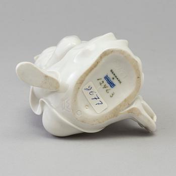 FIGURIN, porslin, "Flickan från Island". Arno Malinowski, Royal Copenhagen, Danmark. 1940-tal.